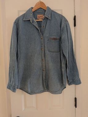 Woolrich Women's Vintage Size Medium Blue Floral Embroidery Denim Jean Shirt